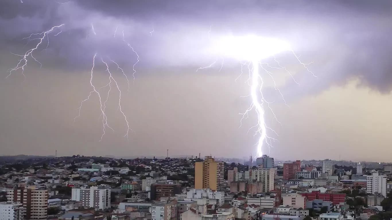 VÍDEOS: Rio Grande do Sul em alerta para fortes tempestades e rajadas de vento