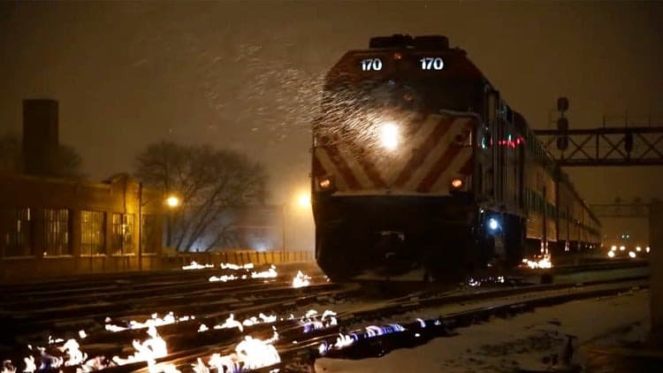 VÍDEO: Ferrovias de Chicago usam chamas para descongelar trilhos de trem
