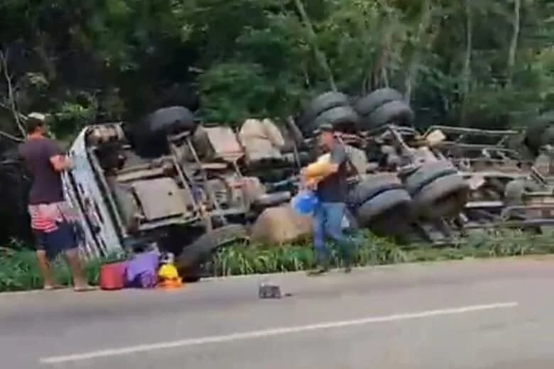 VÍDEO: Carreta carregada com bebidas tomba na BR-381 e carga é saqueada