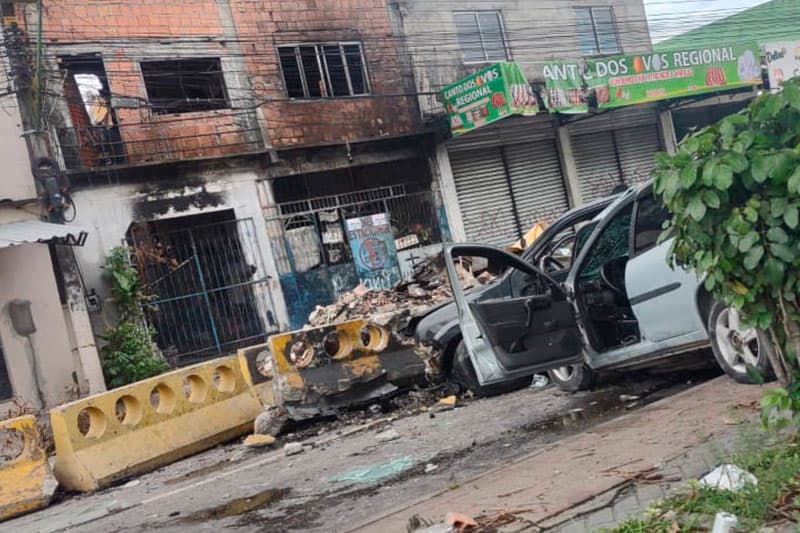 VÍDEO: Carros ficam parcialmente destruídos após colisão, na zona Norte de Manaus