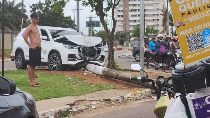 Acidente entre carro e moto deixa três pessoas feridas em Manaus