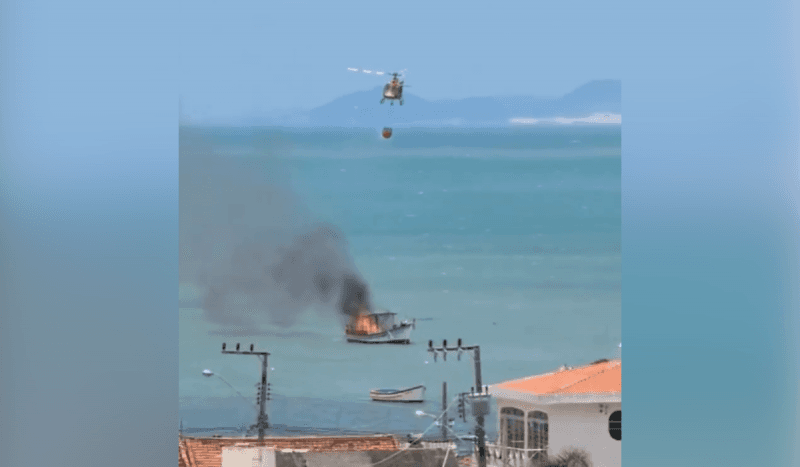 Vídeo: Barco pega fogo e bombeiros usam helicóptero para conter chamas