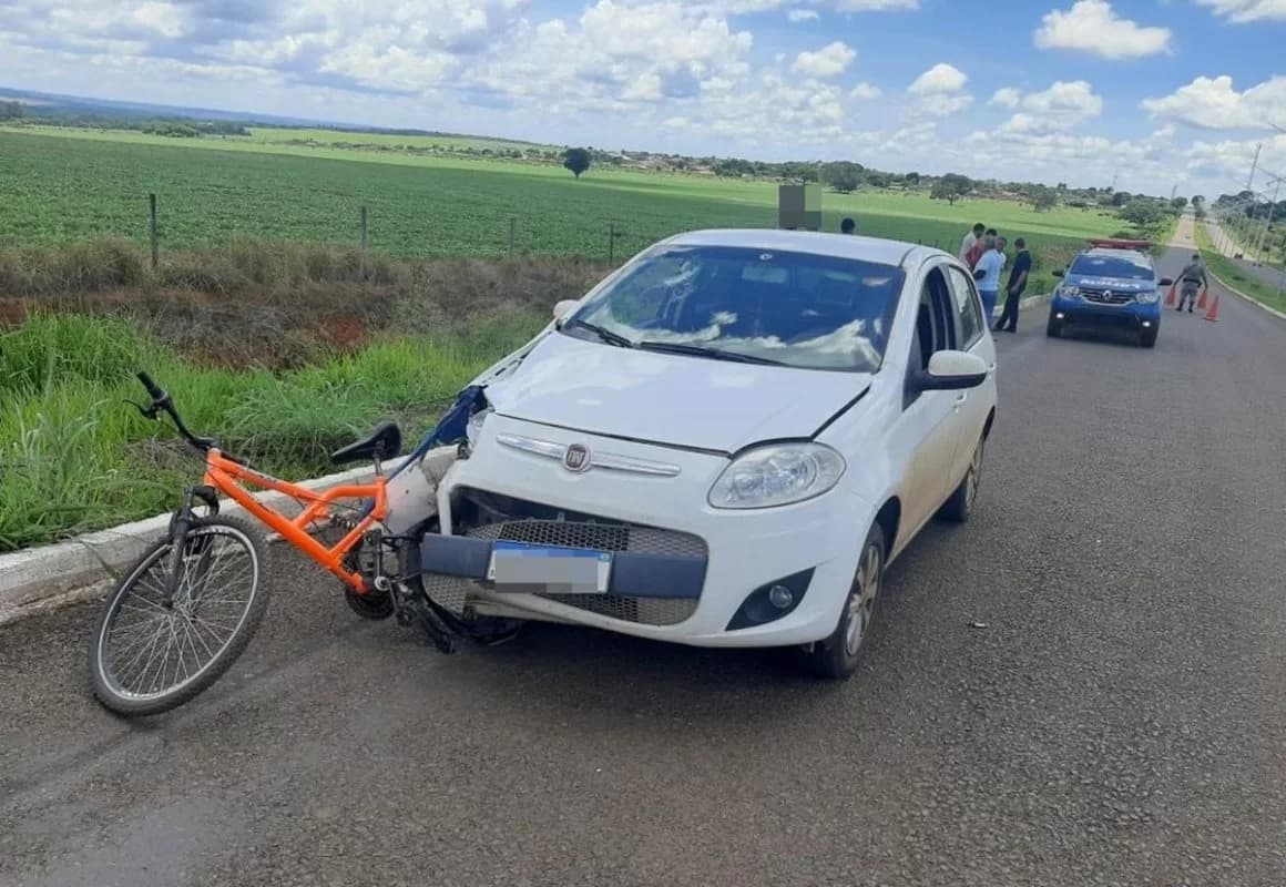 Ciclista morre atropelado após motorista se distrair com marimbondo no DF