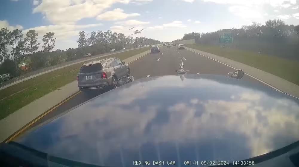 VÍDEO: Câmera flagra momento da queda de avião em rodovia dos EUA