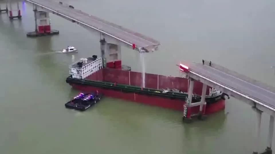 VÍDEO: Navio bate em ponte na China e deixa 2 mortos; assista