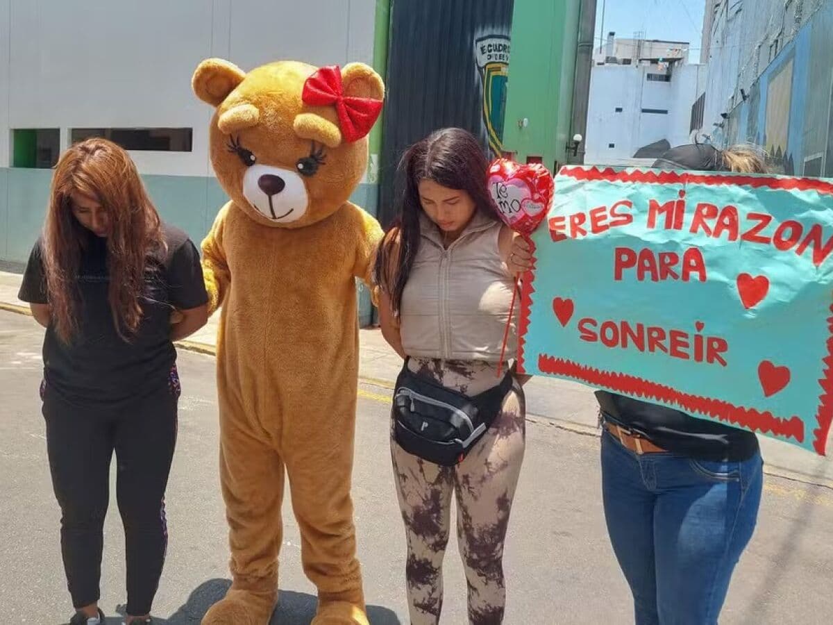 VÍDEO: Policial vestido de urso captura traficantes de drogas