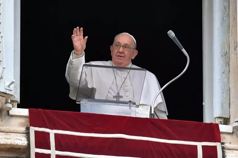 Papa cita hipocrisia daqueles que criticam bênçãos a casais LGBT