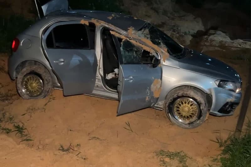 Carro com restrição de roubo capota após perseguição cinematográfica em Manaus