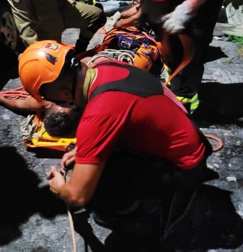 VÍDEO: Idoso se desequilibra e cai de barranco de 60 metros, em Manaus