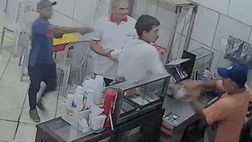 VÍDEOS: Trio assalta lanchonete e mira arma no rosto de funcionário, em Manaus