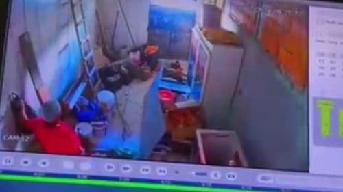 VÍDEO: Homem furta celular dentro de panificadora, em Manaus