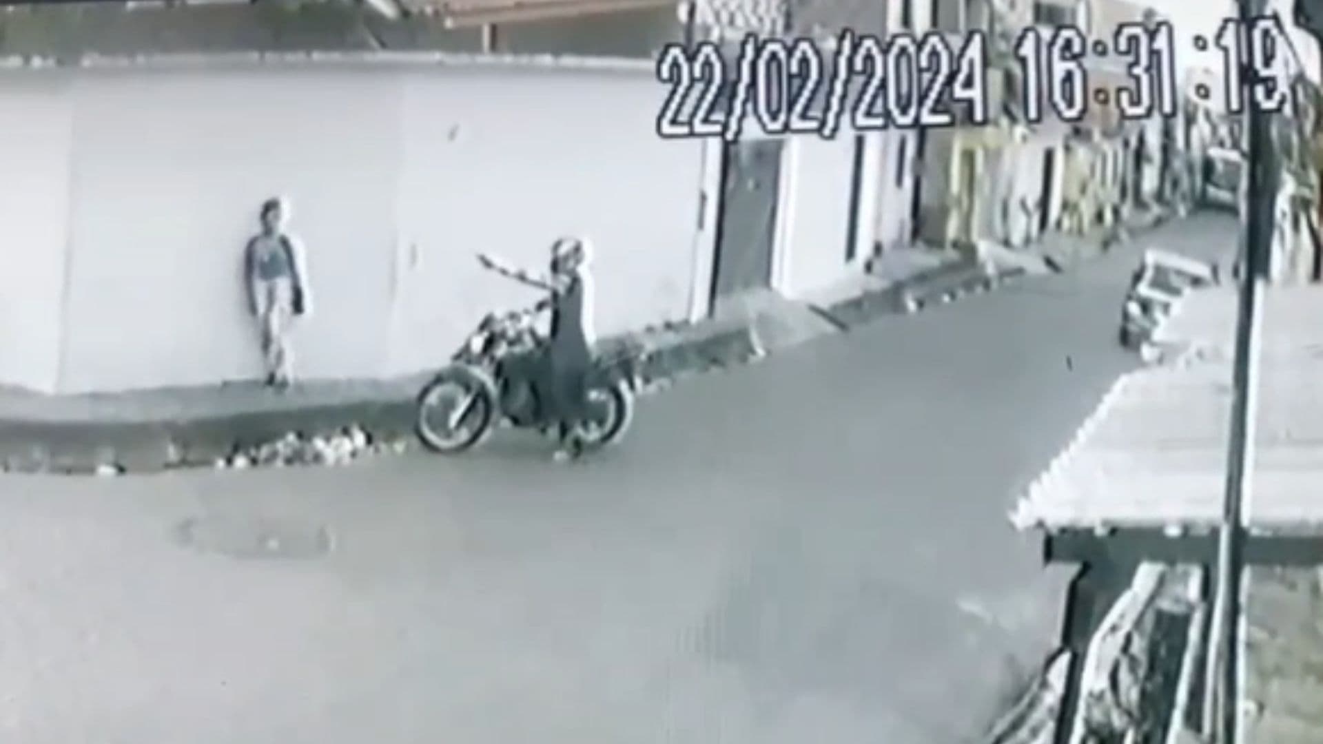 VÍDEO: Mulher fica sob mira de arma, se nega entregar celular e escapa de levar tiro, em Manaus