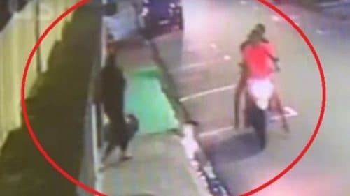 VÍDEO: Mulher tenta escapar, mas é assaltada na porta da empresa onde trabalha, em Manaus