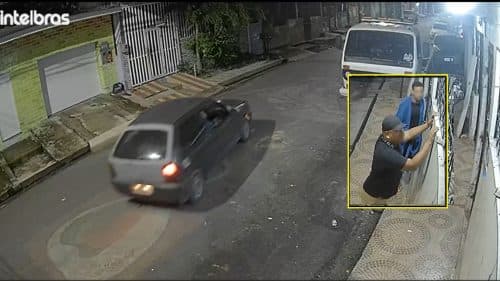 VÍDEOS: Dupla tenta arrombar porta para furtar residência durante a madrugada, em Manaus