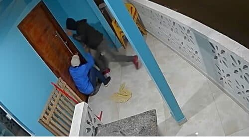 VÍDEO: Dupla arromba porta de madeira com pé de cabra, em Manaus