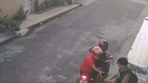 VÍDEO: Jovem com celular na mão é encurralado e assaltado, em Manaus