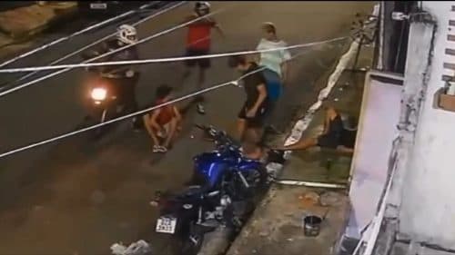 VÍDEO: Jovens são assaltados enquanto conversavam no meio da rua, em Manaus