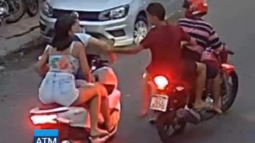 VÍDEO: Dupla em moto se atrapalha durante tentativa de assalto, em Manaus