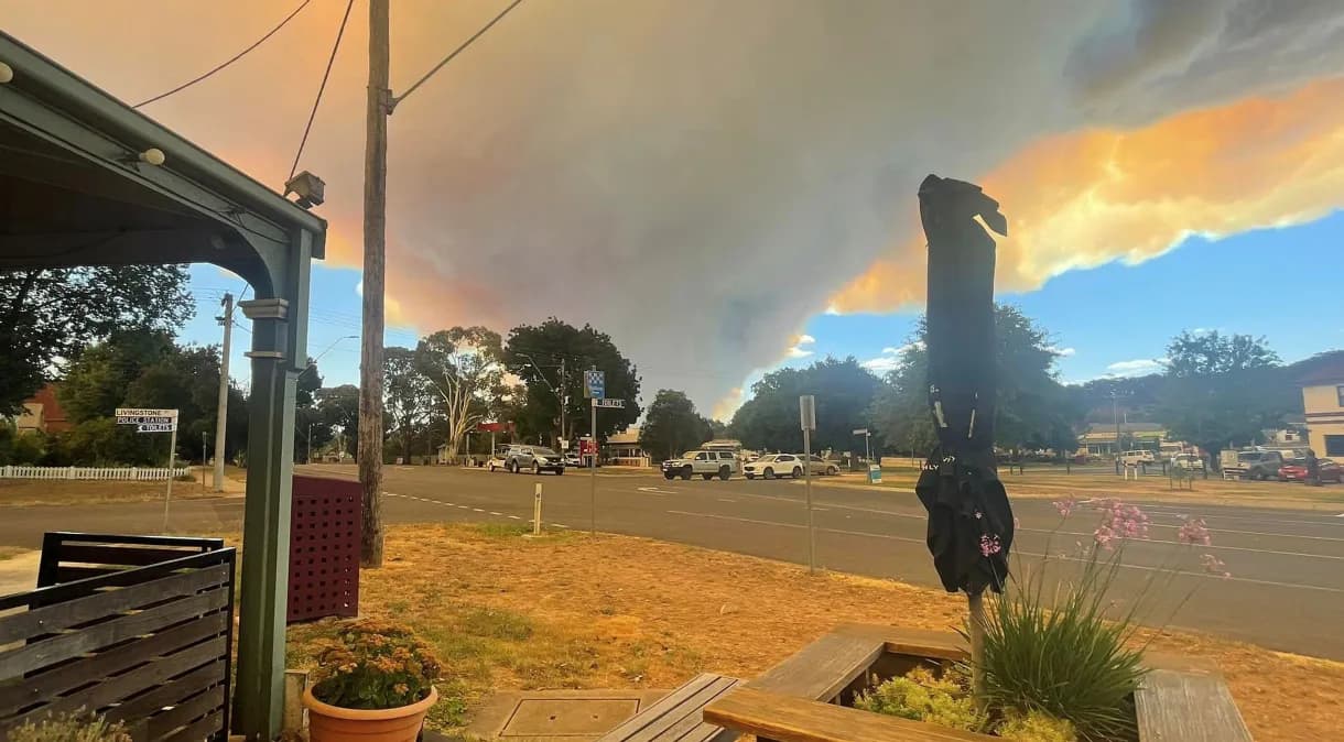 Pessoas abandonam residências em meio à ameaça de incêndios