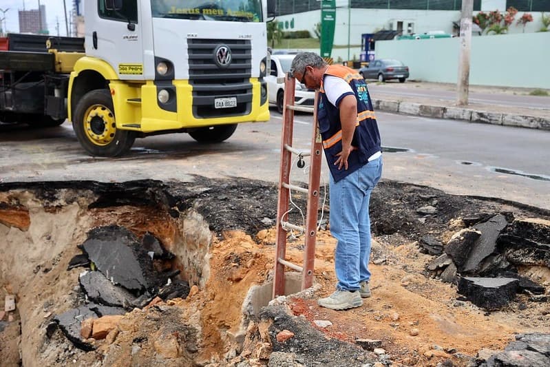 Tubulação de água se rompe e abre cratera na avenida Constantino Nery, em Manaus