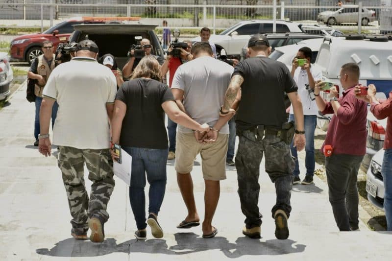 Homem é preso por homicídio e outro por fraude processual, em Manaus