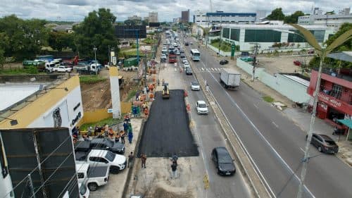 Cratera da Avenida Constantino Nery, em Manaus, é fechada e trânsito na via é liberado