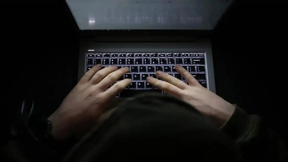 Programa “Conexão Segura” quer conscientizar sobre os perigos do stalking e do cyberstalking
