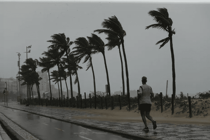 Ciclone pode provocar chuva forte em SP e RJ