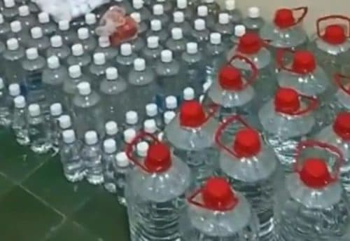 VÍDEO: Grupo vendia água de piscina como se fosse mineral, para consumo, no RJ