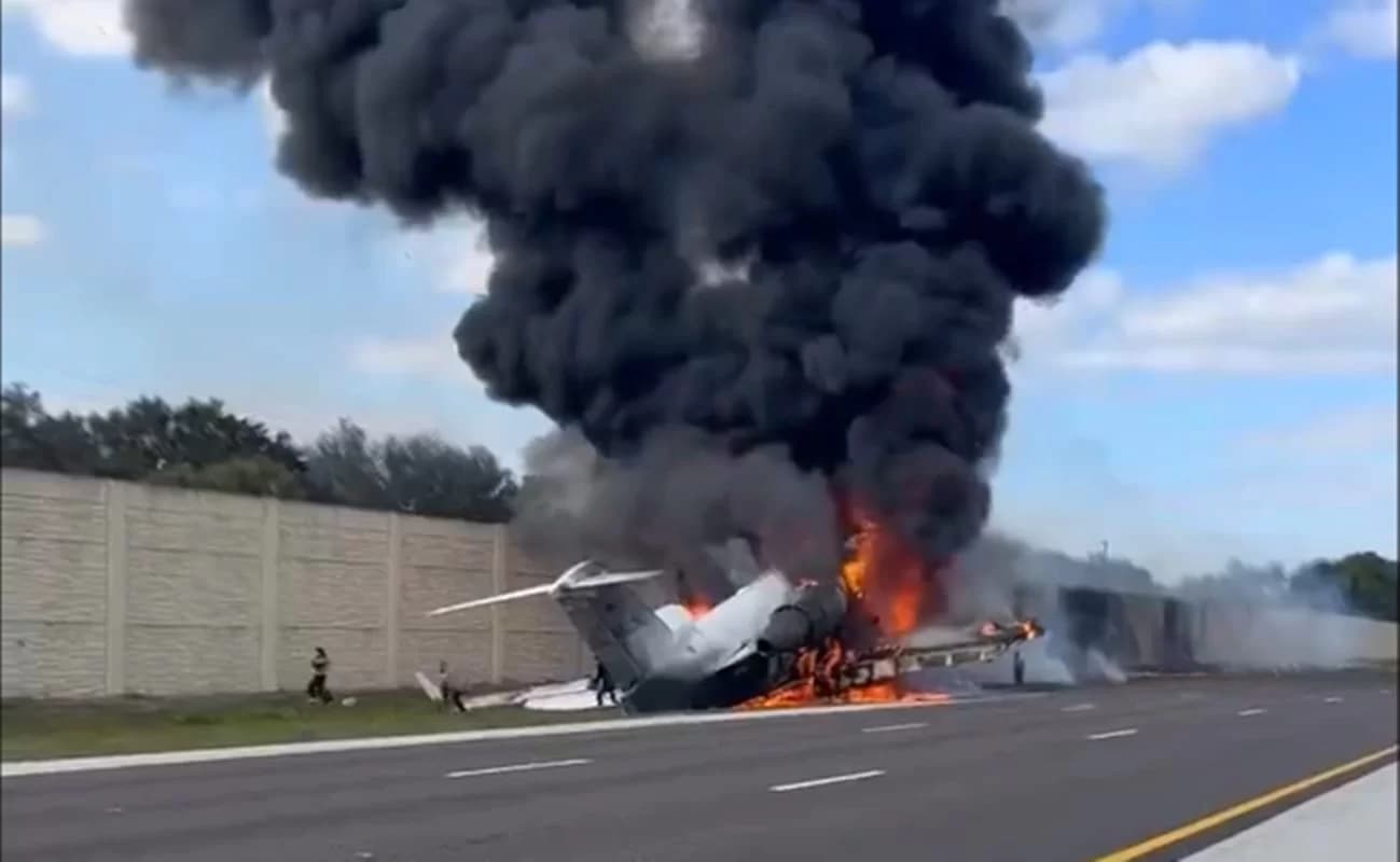 VÍDEO IMPRESSIONANTE: Passageiros escapam de avião em chamas após acidente aéreo, nos EUA