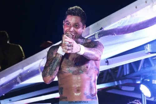 VÍDEO: Momento em que cantor é agredido por foliões durante o Carnaval, em Sergipe