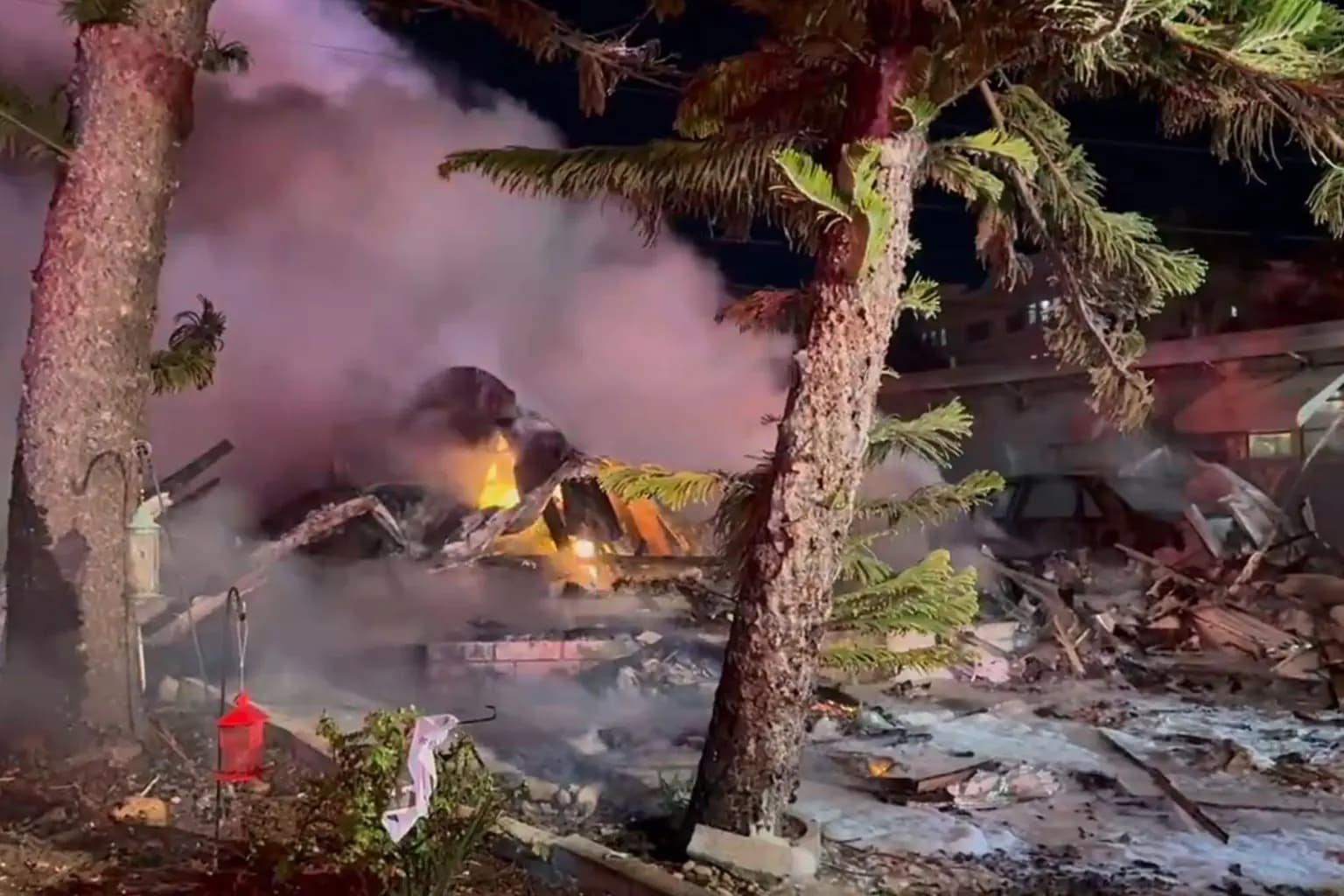VÍDEO: Monomotor cai sobre residencial de trailers e causa várias mortes nos EUA