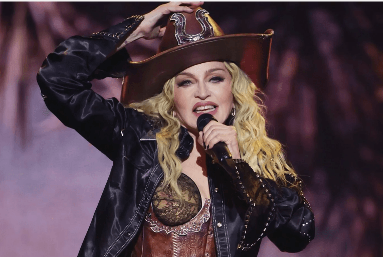 Fã cadeirante de Madonna se manifesta após cantora cometer gafe; veja a cena