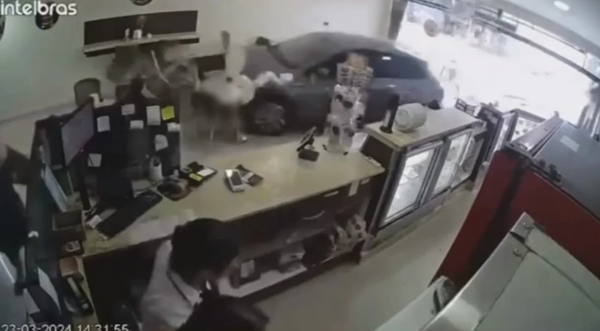 VÍDEO: Carro desgovernado invade doceria e quase atropela criança em SP
