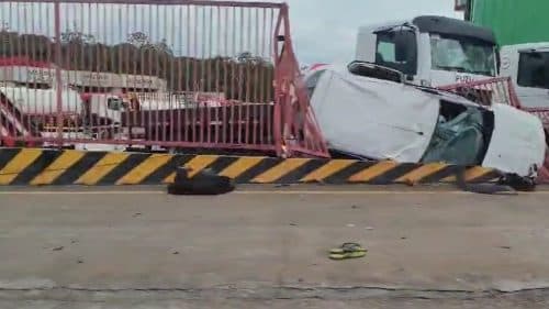 VÍDEO: Motorista por APP perde o controle de carro e bate em grade de empresa privada, em Manaus.