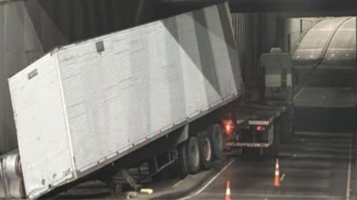 VÍDEO: Contêiner se solta de carreta e tomba em avenida de Manaus