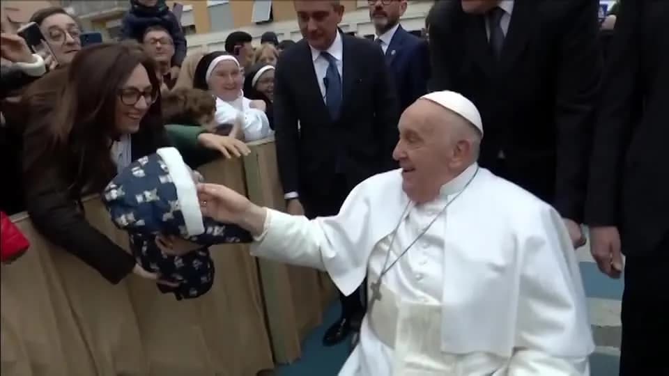 Papa aparenta melhora na saúde em visita a paróquia de Roma