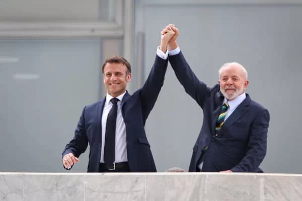 Lula condecora presidente francês Macron com mais alta honraria brasileira concedida a estrangeiros