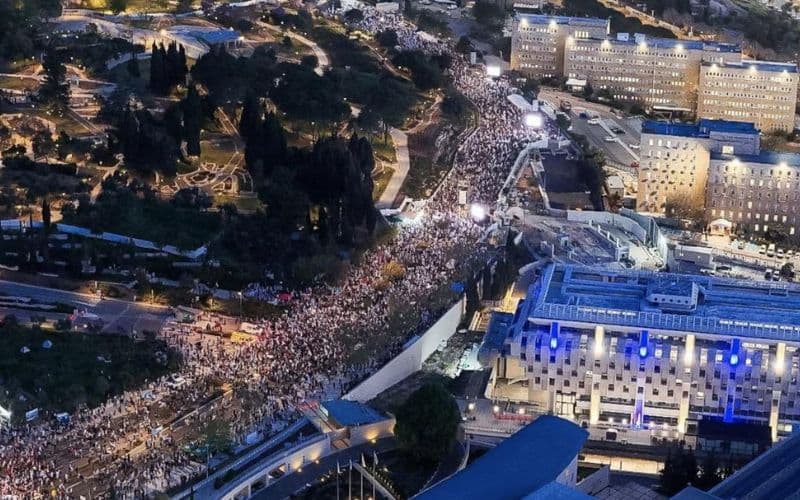 Em Jerusalém, milhares de pessoas protestam contra o governo de Netanyahu por guerra