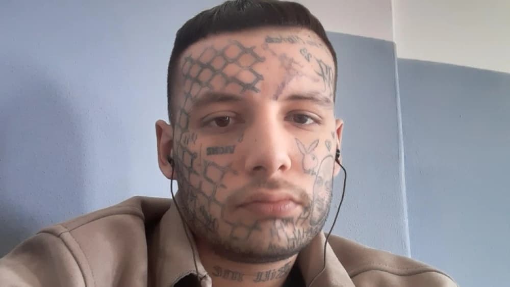 Rapper detido por roubo e injúria racial é encontrado morto em prisão, na Itália