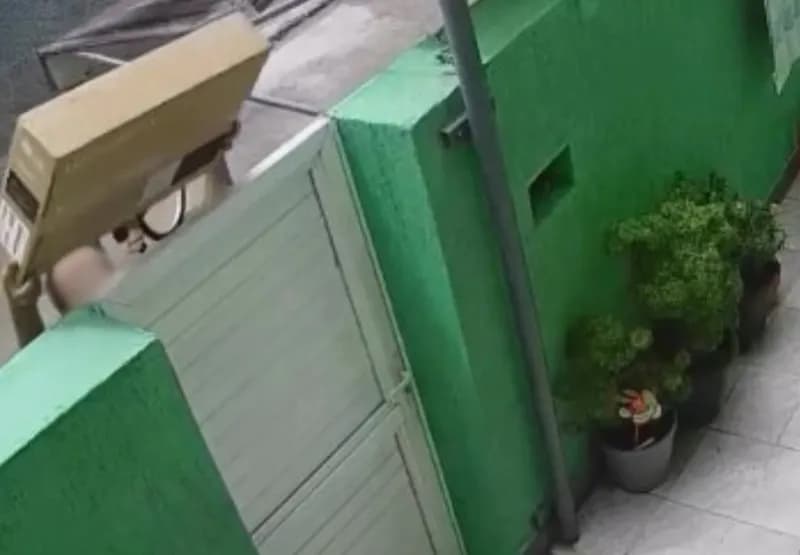 Vídeo: Entregador arremessa TV por cima do portão e quebra aparelho