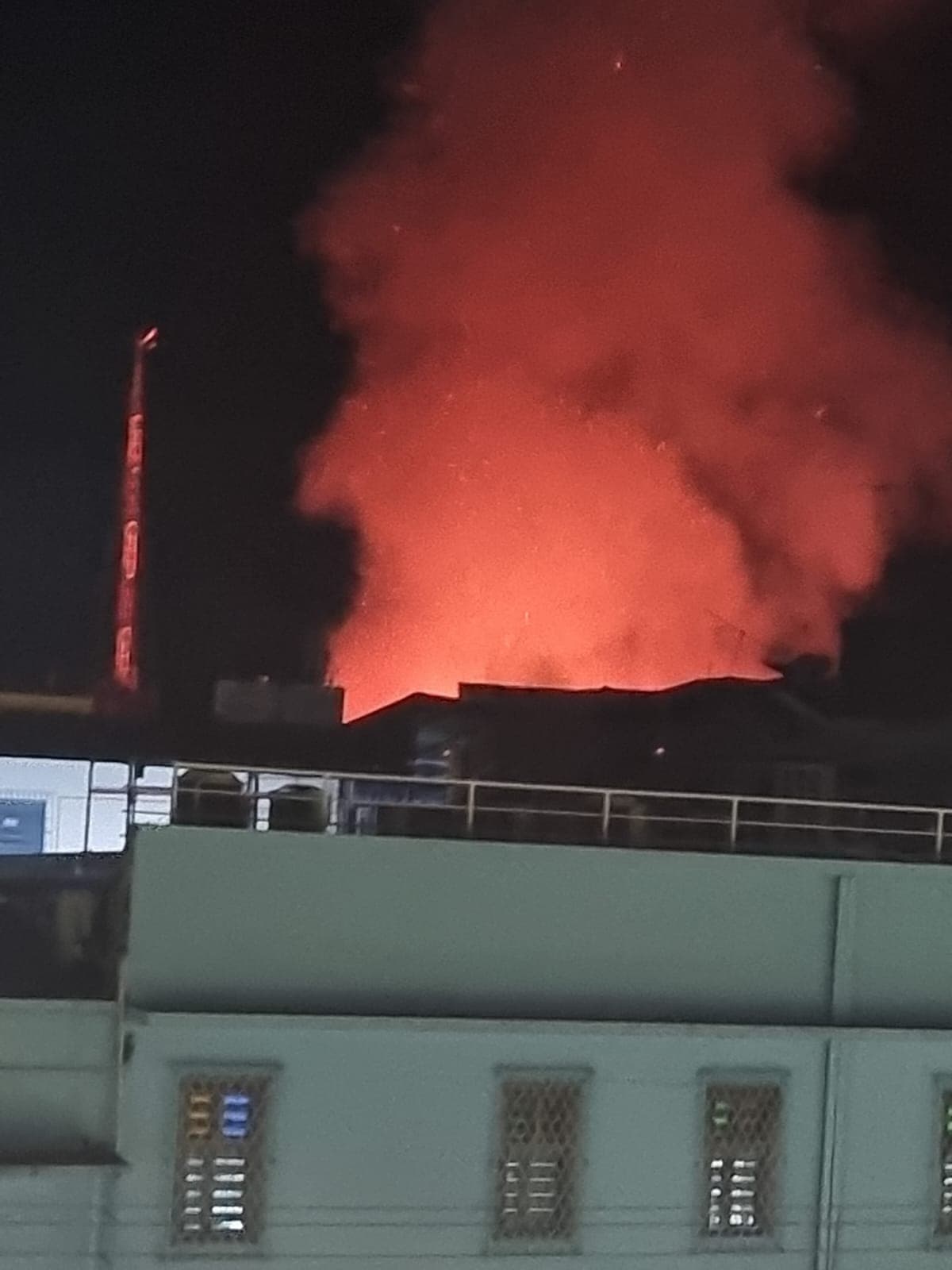 VÍDEO: Incêndio de grandes proporções atinge loja no Centro de Manaus