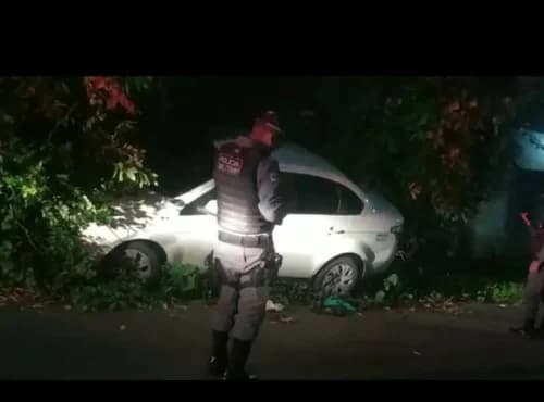 Suposto taxista é encontrado morto com golpes de faca dentro de carro, em Manaus