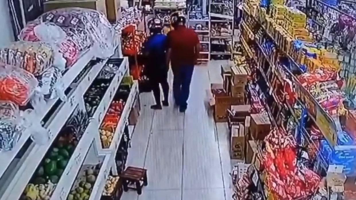 VÍDEO: Homem passa a mão nas nádegas de mulher em supermercado e acaba preso em MG