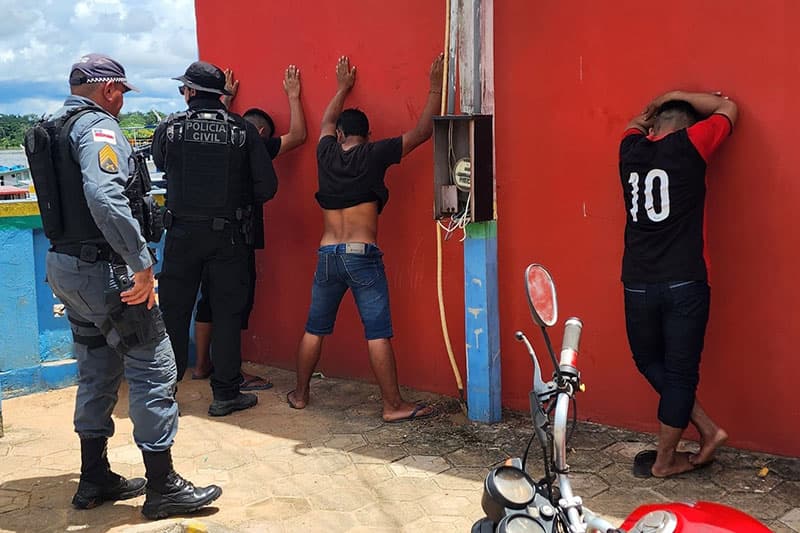 Operação Entreato: dupla é presa com drogas, arma e munições em Pauini