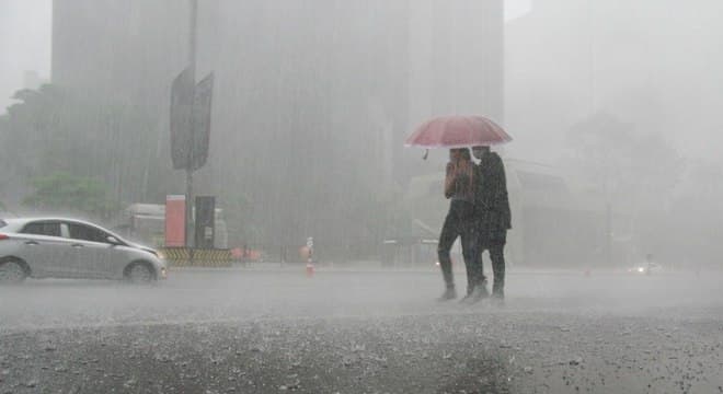Inmet emite alerta para chuvas intensas em quase todo o país; confira