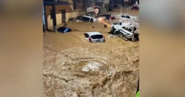 VÍDEO: Chuvas atingem municípios do Espírito Santo e enxurrada arrasta carros