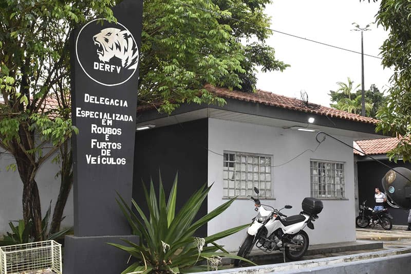 Homem é preso por furtar R$ 40 mil de dentro de veículo usando “Chapolin”