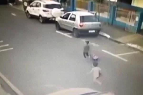 VÍDEO: Crianças fogem de creche em Santa Catarina