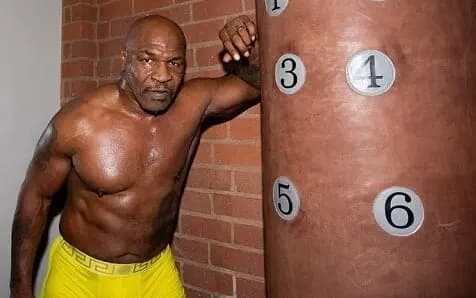 Mike Tyson viraliza com rotina pesada de treinos para luta contra Jake Paul
